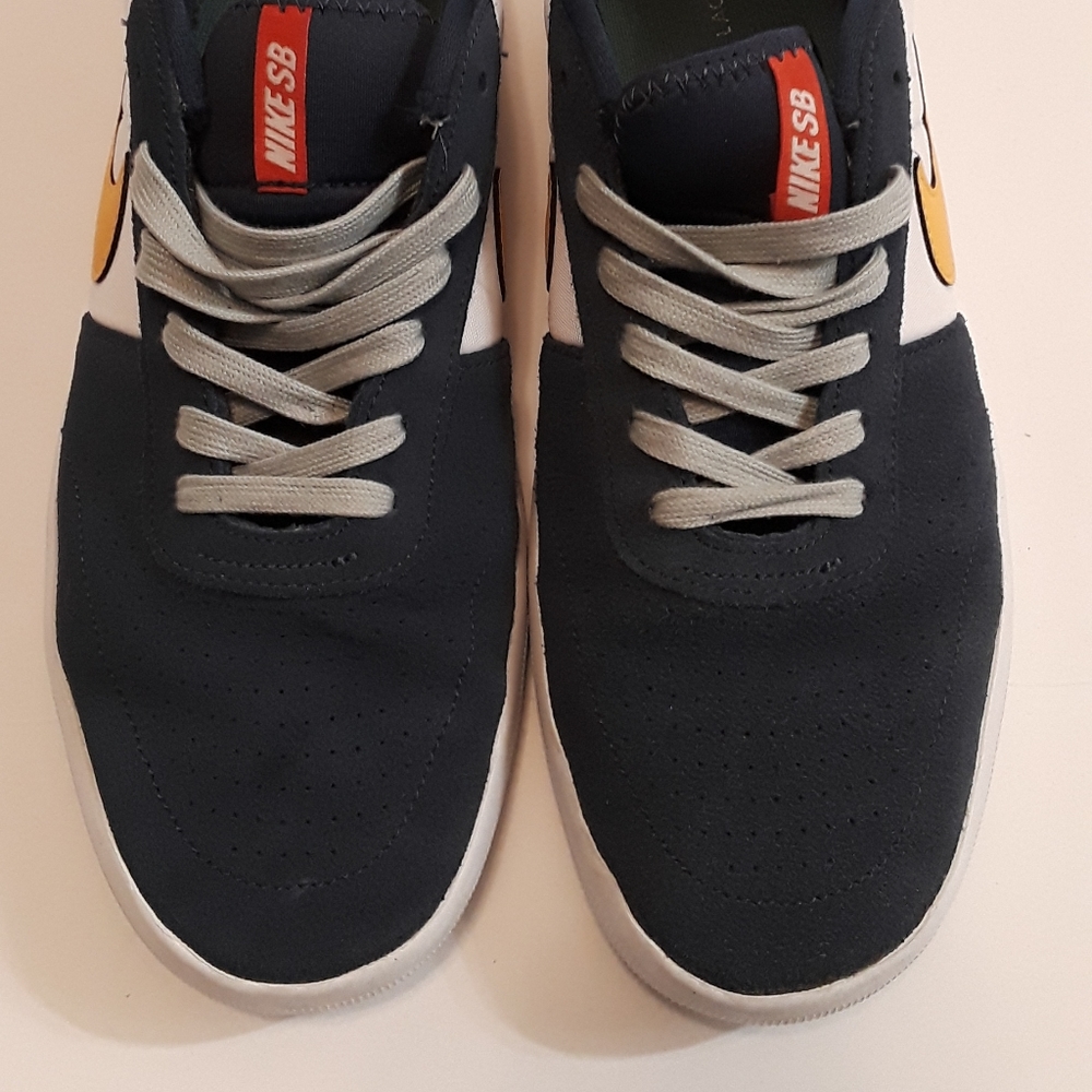 Nike SB MENS SIZE 9